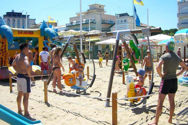 Aire de jeux pour enfants sur la plage