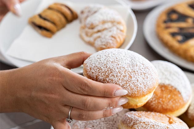 Bomboloni e paste a colazione