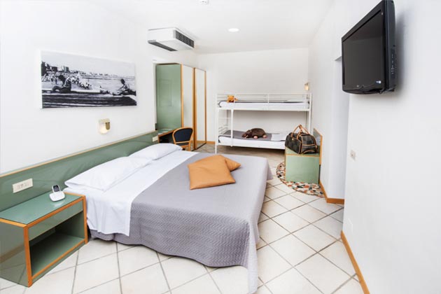 Camera con letto matrimoniale e a castello