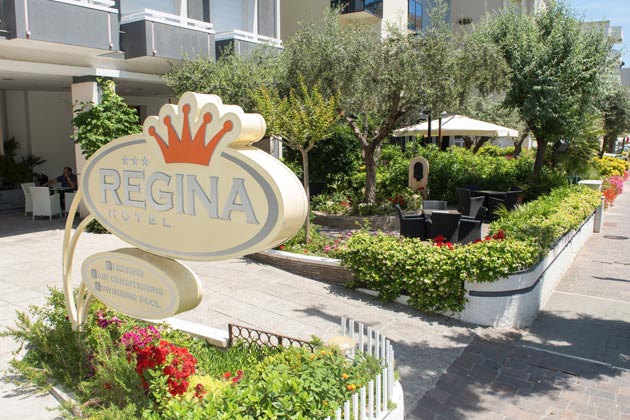 L'entrata e il giardino dell'hotel