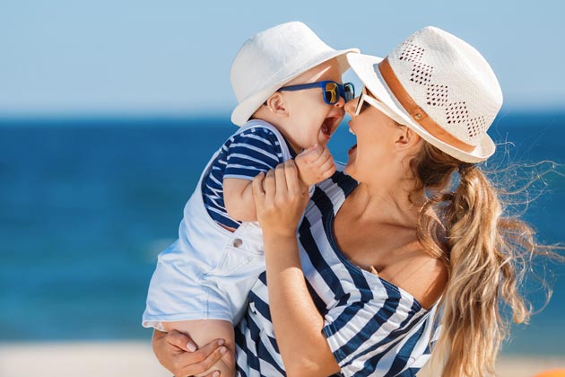 Mamma e figlio al mare