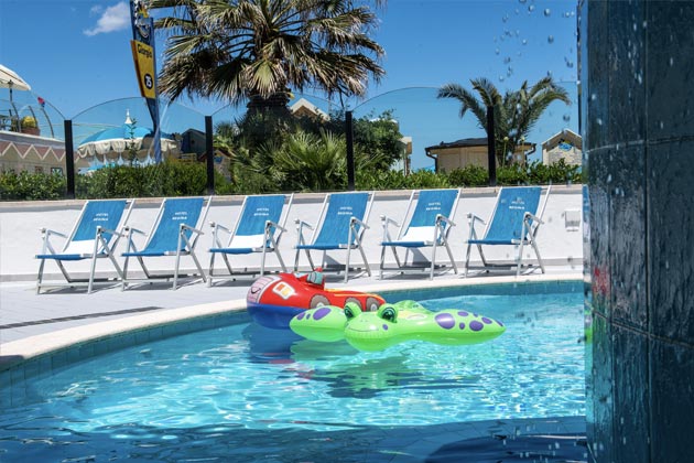 Giochi in piscina