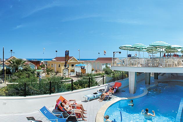 La piscina e la terrazza vista mare